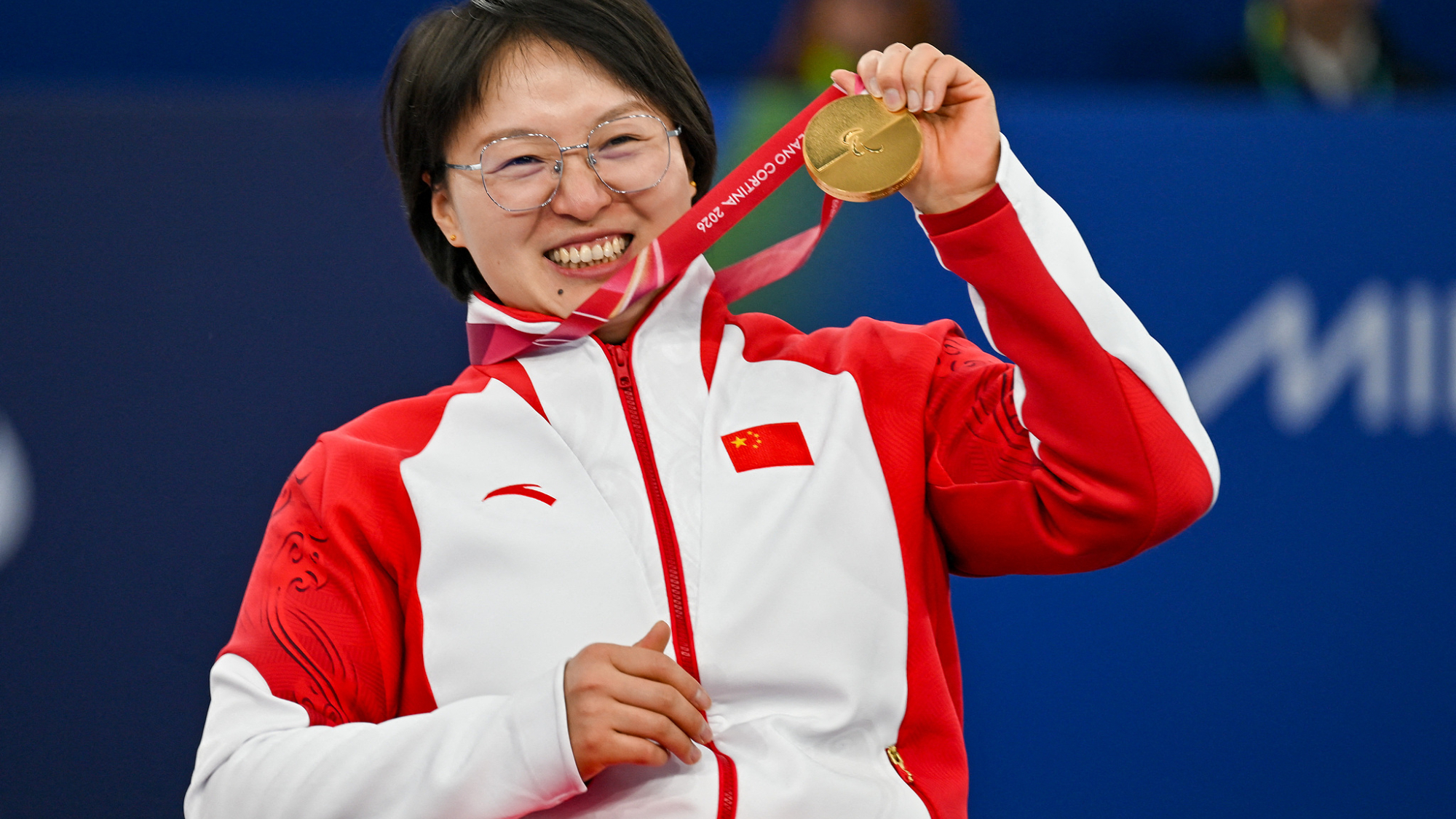 冬残奥会闭幕式中国代表团旗手蔡佳云王蒙亮相