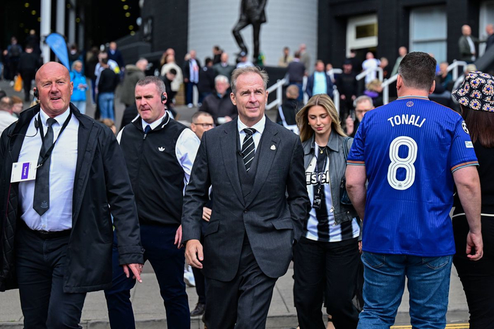 纽卡斯尔埃迪·豪执教危机加剧 德比失利冲击英