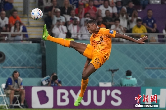 邓弗里斯单场造三球范加尔亲吻致敬荷兰队淘汰