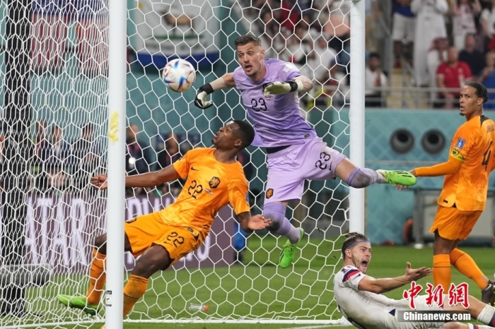 邓弗里斯单场造三球范加尔亲吻致敬荷兰队淘汰