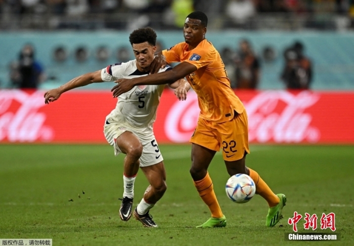 邓弗里斯单场造三球范加尔亲吻致敬荷兰队淘汰