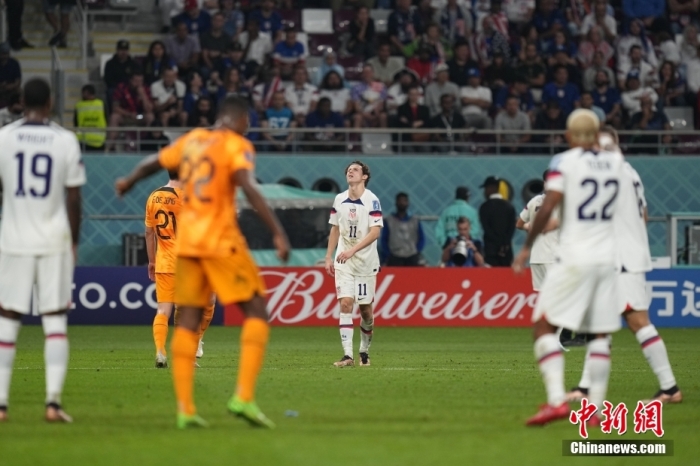 邓弗里斯单场造三球范加尔亲吻致敬荷兰队淘汰