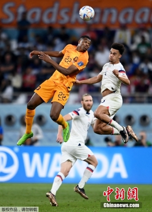 邓弗里斯单场造三球范加尔亲吻致敬荷兰队淘汰