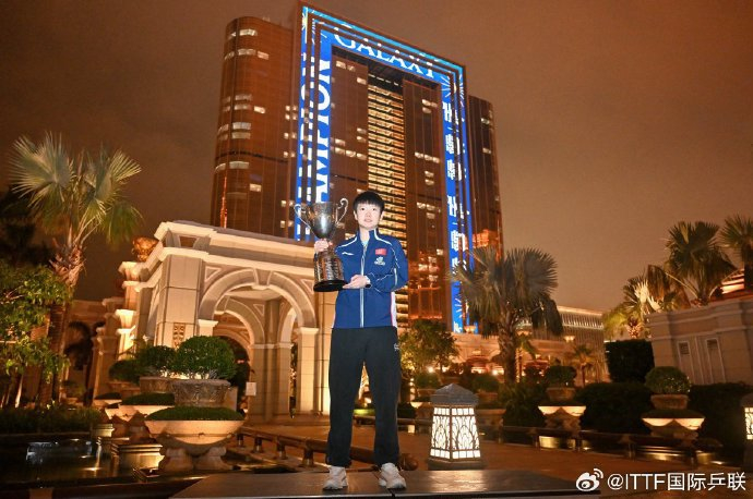 王楚钦孙颖莎澳门夺冠后拍摄城市宣传照庆胜利