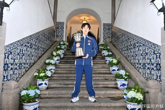 王楚钦孙颖莎澳门夺冠后拍摄城市宣传照庆胜利