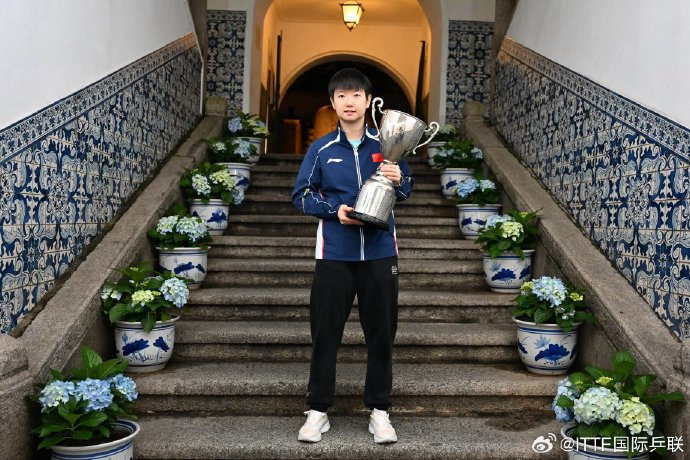 王楚钦孙颖莎澳门夺冠后拍摄城市宣传照庆胜利